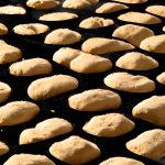 Как сделать тесто чтобы не липло к рукам ?